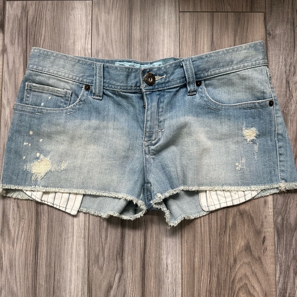 Roxy Light Blue Distressed Denim Jean Shorts Low Rise Y2K 2” Inseam in Size 9